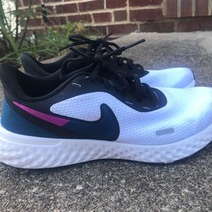 Nike Womens Revolution 5